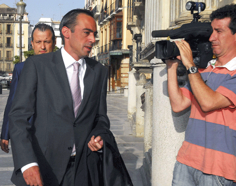 El ex juez de Marbella Francisco Javier de Urqua entra a los juzgados. | elmundo.es