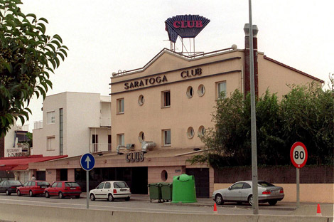 La fachada del club Saratoga, en Castelldefels. | Antonio Moreno