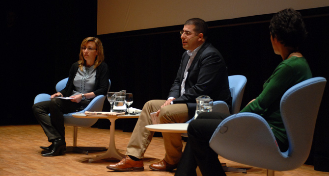 Koro Castellano (izqda.), Javier Blas (moderador, centro) y Rosala Lloret (dcha.), en la mesa sobre el futuro de los medios.