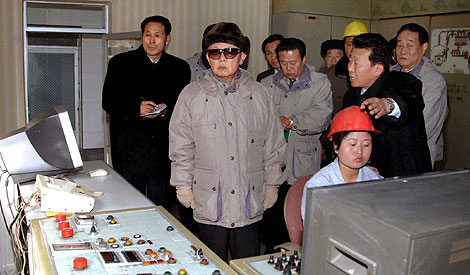 Kim Jong-il supervisa una planta de acero. | Epa