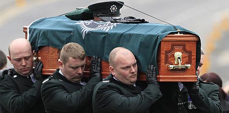 Policas norirlandeses trasladan el fretro de Carroll. | AFP