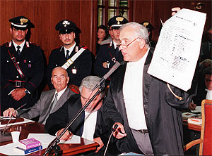 Un fiscal italiano muestra documentos durante un juicio. (Foto: AP)