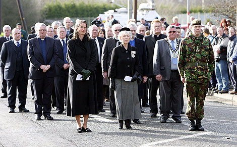 Cortejo fnebre durante el funeral de los dos asesinados en la base militar de Massereene. | Efe