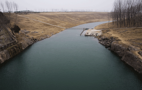 Uno de los canales que trasvasan agua del sur al norte de China en Zhengzhou (provincia de Henan). | AP