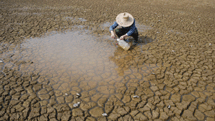 Un campesino recoge agua en la provincia de Jiangxi, afectada por una grave sequía. | Reuters