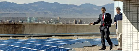 Obama visita los paneles solares del tejado del Museo de Naturaleza y Ciencia de Denver. | Reuters