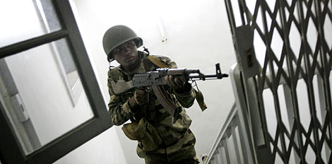 Un soldado entrando en el palacio presidencial. | AFP