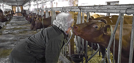La comisaria Mariann Fischer-Boel, en la visita a una granja. | CE