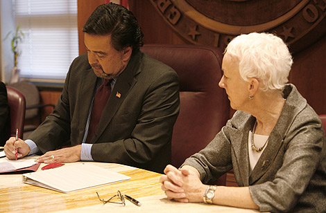 Bill Richardson firma el decreto de abolicin de la pena de muerte. | Ap
