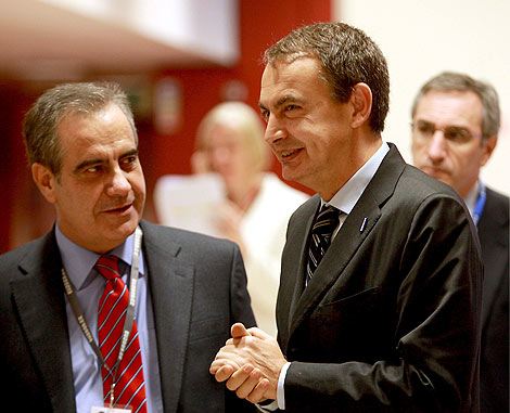 Zapatero y el ministro de Trabajao, Celestino Corbacho, en la reunin previa de los 27. | Efe