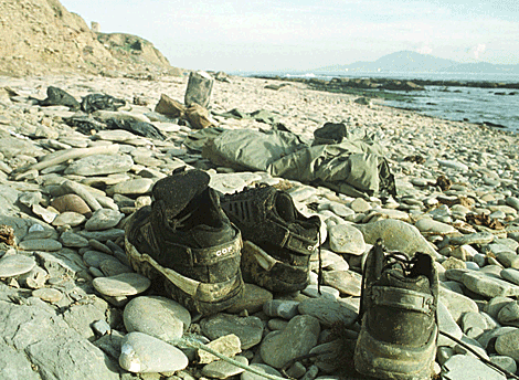 Zapatos y ropas abandonadas en el paraje del desembarco en diciembre de 2000. | Antn Meres