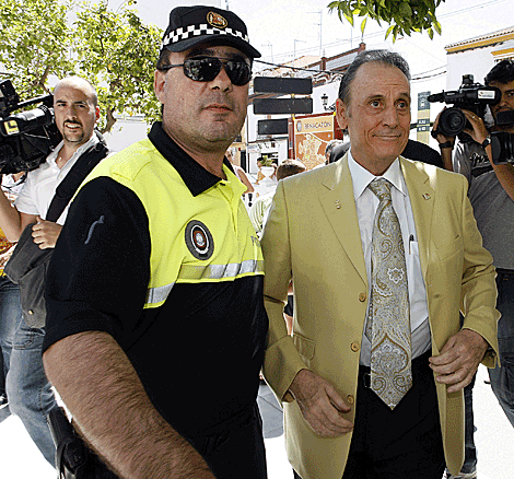 Manuel Ruiz de Lopera, junto a un agente de la Polica Local. | El Mundo