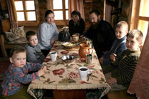 Sterligov rodeado de su familia. | Anatoli Morkovkin