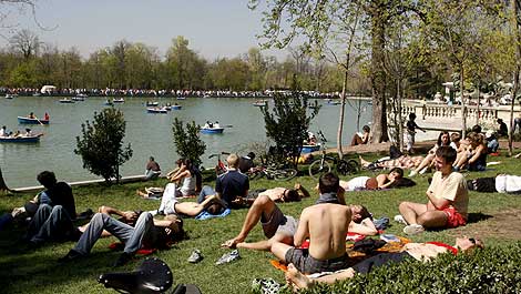 Numerosas personas disfrutan del sol en el Parque del Retiro del Madrid. | Efe
