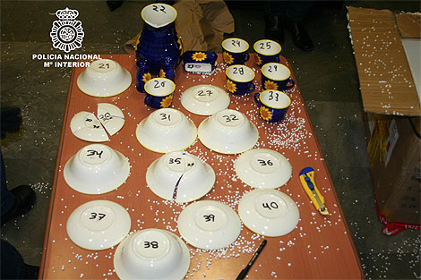 Piezas de la vajilla fabricada con cocana interceptada por la Polica. | M. Interior