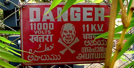 Un cartel en la India con la palabra "Peligro" en varias lenguas. | Foto: Ashtanga Yoyogi
