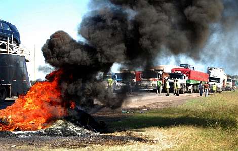 Los agricultores argentinos bloquean las carreteras. | AFP