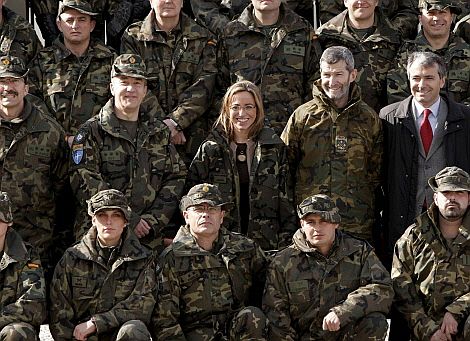 La ministra Chacn, junto a las tropas en Kosovo. (Foto: AFP)