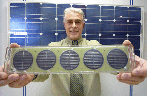 Enrique Alcor muestra la placa solar que trajo de EEUU hace 31 aos. (Foto: G. C. D.)