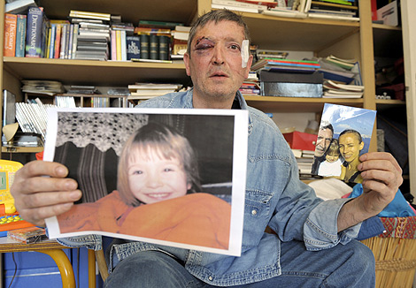 El padre de Elise muestra imágenes de su hija. | AFP