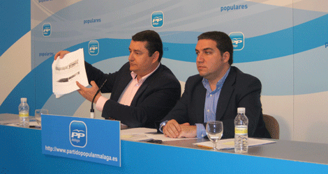 Antonio Sanz junto a Elas Bendodo durante la rueda de prensa. | elmundo.es