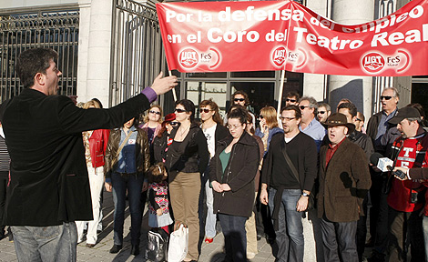 Integrantes del Coro del Real cantan frente al Teatro tras presentar la convocatoria de huelga. | Foto: Efe