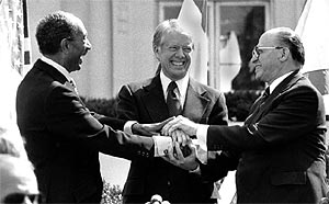 Carter en el histrico apretn de manos de los viejos enemigos, el egipcio Sadat y el israel Beguin. (Foto: AP)