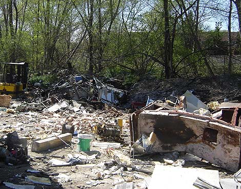 Imagen de la ribera del Manzanares llena de basuras y residuos (Foto: IU)
