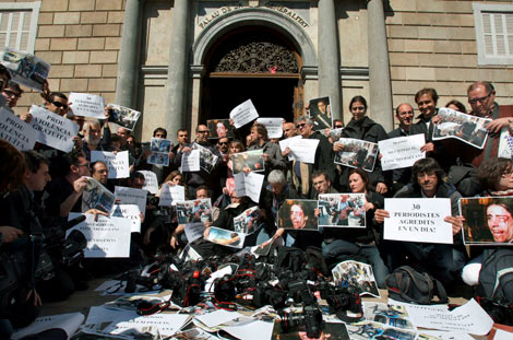 Protesta en Barcelona por los 31 periodistas agredidos en las protestas. | EFE