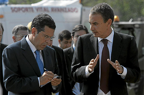 El secretario de Estado de Comunicacin, Fernando Moraleda, junto al presidente del Gobierno, Jos Luis Rodrguez Zapatero. (Foto: Antonio Heredia)