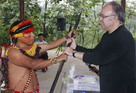 El lder nacional shuars da al vicepresidente del Govern la lanza tradicional, en Ecuador. | Efe