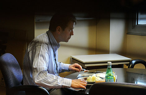 Luc Rousselet come en su despacho, donde est retenido por sus empleados. | AFP