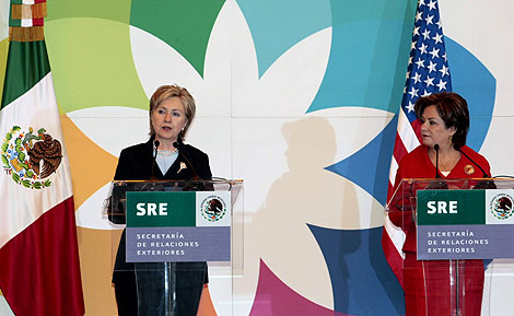 Hillary Clinton y la ministra de Asuntos Exteriores de Mxico, Patricia Sierra, en una rueda de prensa. | Reuters