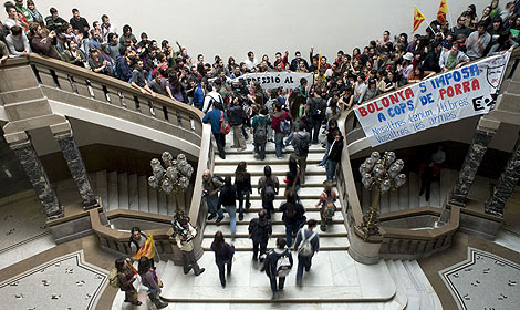 Decenas de jvenes tras 'tomar' el Rectorado de la Universitat. | Efe