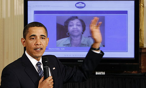 Obama contesta a la pregunta de una internauta. | AP