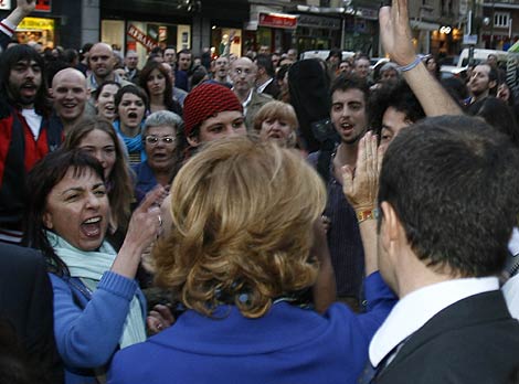 Varias personas increpan a la presidenta de Madrid en la Noche de los Teatros. (B. Rivas)