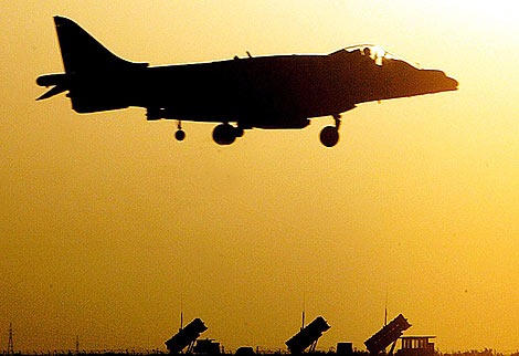 Un avin Harrier GR7 de EEUU sobrevuela una batera de antimisiles Patriot.