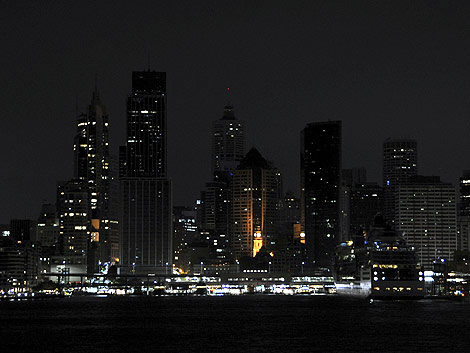 Algunos de los rascacielos de Sydney con las luces apagadas. | Reuters