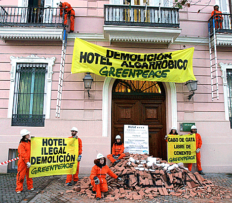 Activistas de Greenpeace 'tapiando' la Casa Rosa contra el urbanismo ilegal en el Cabo de Gata. | El Mundo
