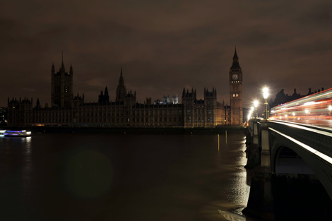 El Parlamento de Londres y el Big Ben, durante el apagn. Foto: AP
