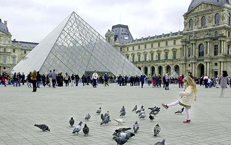 Colas de turistas ante la pirmide acristalada del Louvre. | AP