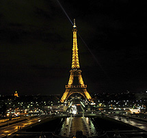 La Torre Eiffel, iluminada. | EFE