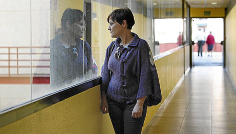Maribel, en uno de los pasillos del hospital Doctor Peset de Valencia. | J. Cullar
