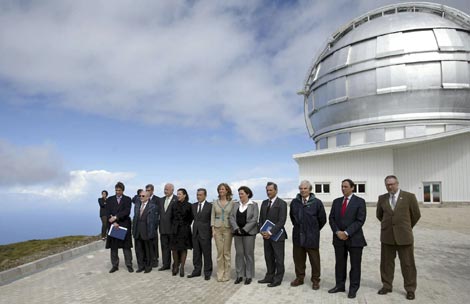 La ministra de Ciencia e Innovación, Cristina Garmendia, con el equipo rector del Instituto Astrofísico de Canarias, el jueves junto al GTC de La Palma. /Efe