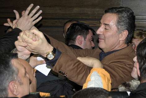 Milo Djukanovic celebra la victoria con sus segudiores. | AFP