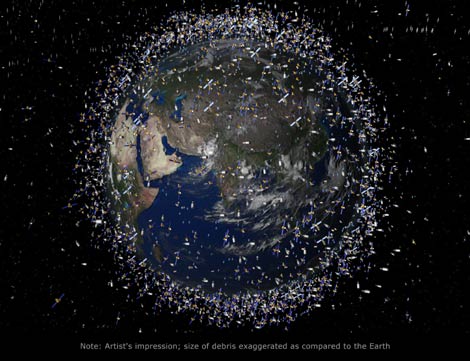 Recreacin artstica de la basura espacial. Los desechos aparecen exageradamente grandes con respecto a la Tierra. | ESA