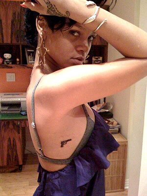 Rhianna ha vuelto al punto de mira con un nuevo tatuaje en forma de pistola. (Foto: EFE)