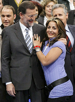 Rajoy con una de las ciudadanas que le interrogaron, al término del programa. | Efe