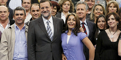 Rajoy con los ciudadanos que le preguntaron durante el programa. | Efe