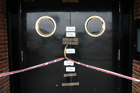 La puerta del prostbulo Saratoga, precintada. | Santi Cogolludo